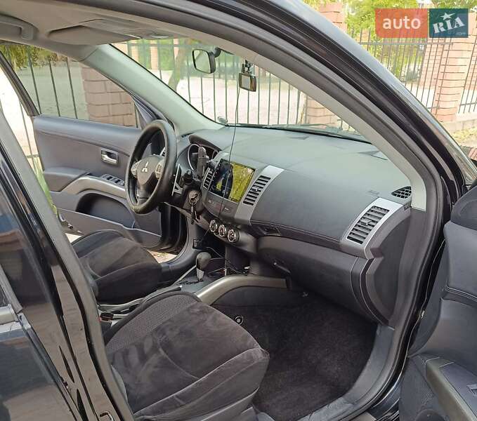 Внедорожник / Кроссовер Mitsubishi Outlander 2011 в Каменском