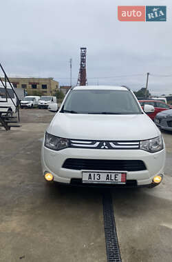 Внедорожник / Кроссовер Mitsubishi Outlander 2013 в 