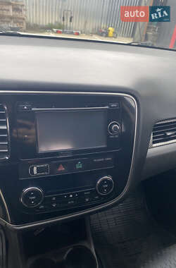Внедорожник / Кроссовер Mitsubishi Outlander 2013 в 