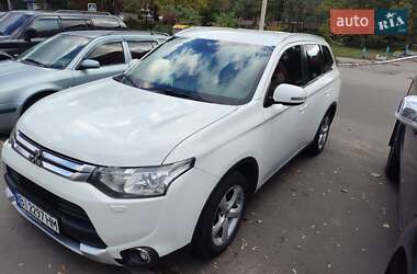 Внедорожник / Кроссовер Mitsubishi Outlander 2014 в 