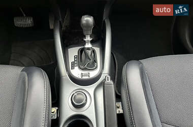 Внедорожник / Кроссовер Mitsubishi Outlander 2012 в 