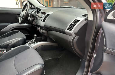 Внедорожник / Кроссовер Mitsubishi Outlander 2012 в 