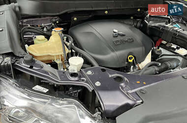 Внедорожник / Кроссовер Mitsubishi Outlander 2012 в 