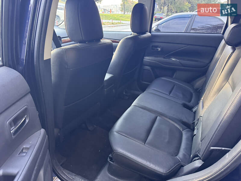 Позашляховик / Кросовер Mitsubishi Outlander 2014 в Києві