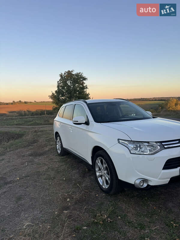 Позашляховик / Кросовер Mitsubishi Outlander 2013 в Валках