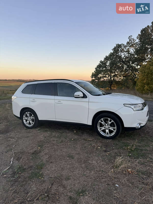 Позашляховик / Кросовер Mitsubishi Outlander 2013 в Валках