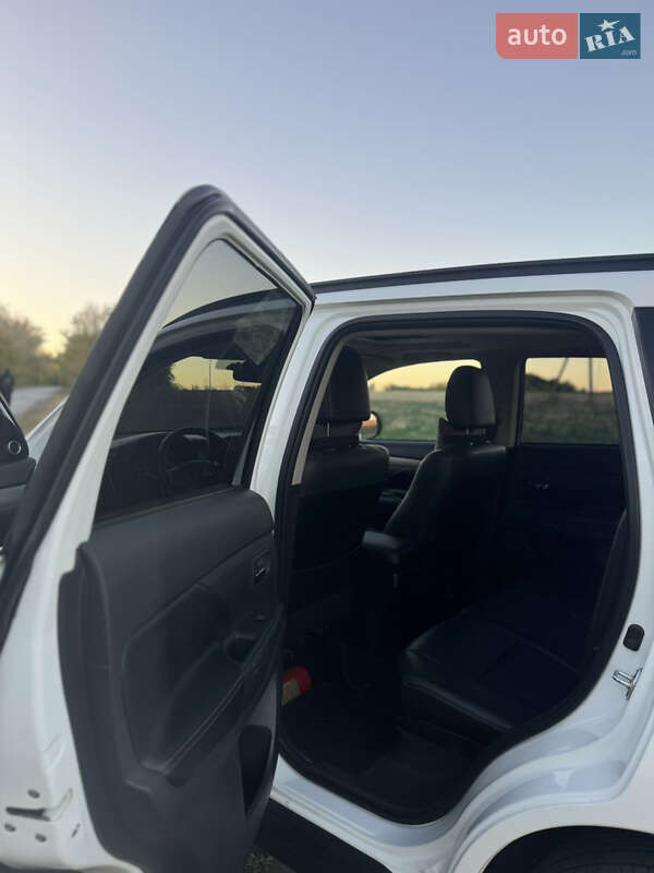 Позашляховик / Кросовер Mitsubishi Outlander 2013 в Валках