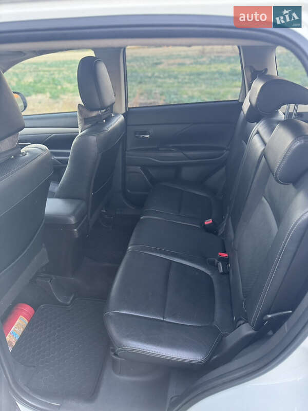 Позашляховик / Кросовер Mitsubishi Outlander 2013 в Валках