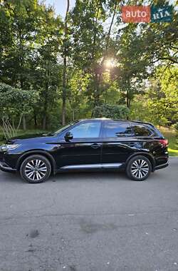 Внедорожник / Кроссовер Mitsubishi Outlander 2018 в 