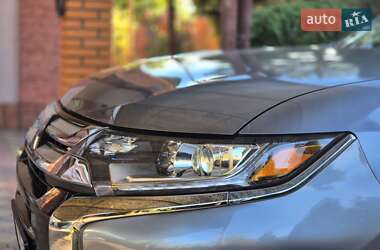 Внедорожник / Кроссовер Mitsubishi Outlander 2017 в 
