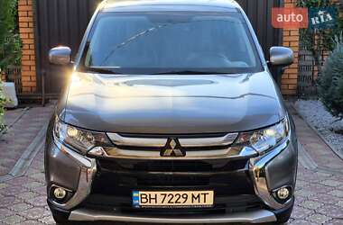 Внедорожник / Кроссовер Mitsubishi Outlander 2017 в 
