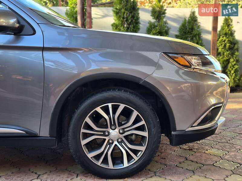 Внедорожник / Кроссовер Mitsubishi Outlander 2017 в Запорожье