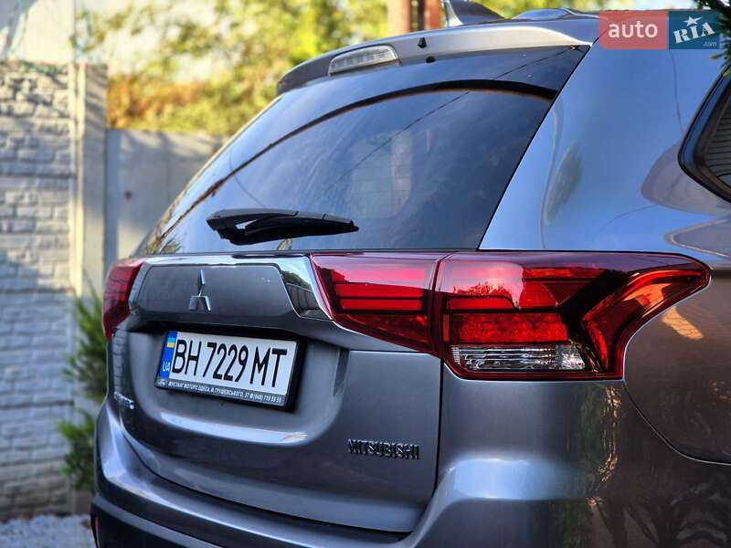 Внедорожник / Кроссовер Mitsubishi Outlander 2017 в Запорожье