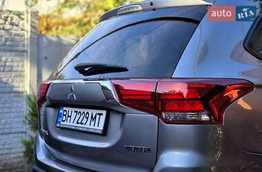 Внедорожник / Кроссовер Mitsubishi Outlander 2017 в 
