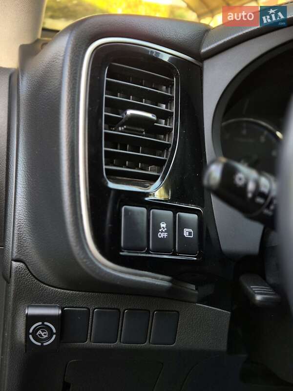 Внедорожник / Кроссовер Mitsubishi Outlander 2017 в Запорожье