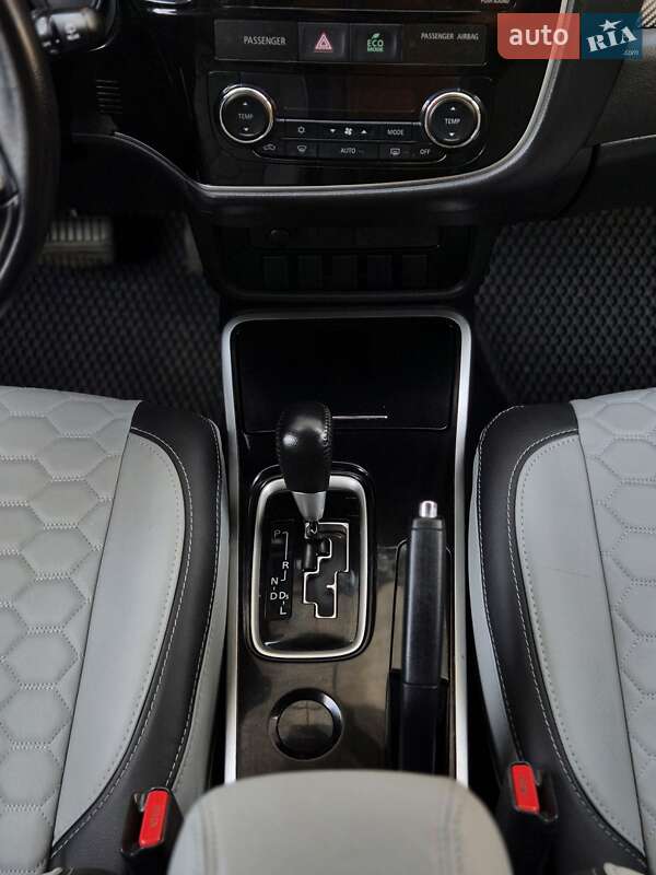 Внедорожник / Кроссовер Mitsubishi Outlander 2017 в Запорожье