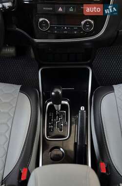Внедорожник / Кроссовер Mitsubishi Outlander 2017 в 