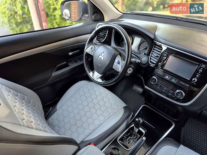 Внедорожник / Кроссовер Mitsubishi Outlander 2017 в Запорожье