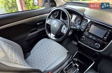 Внедорожник / Кроссовер Mitsubishi Outlander 2017 в 