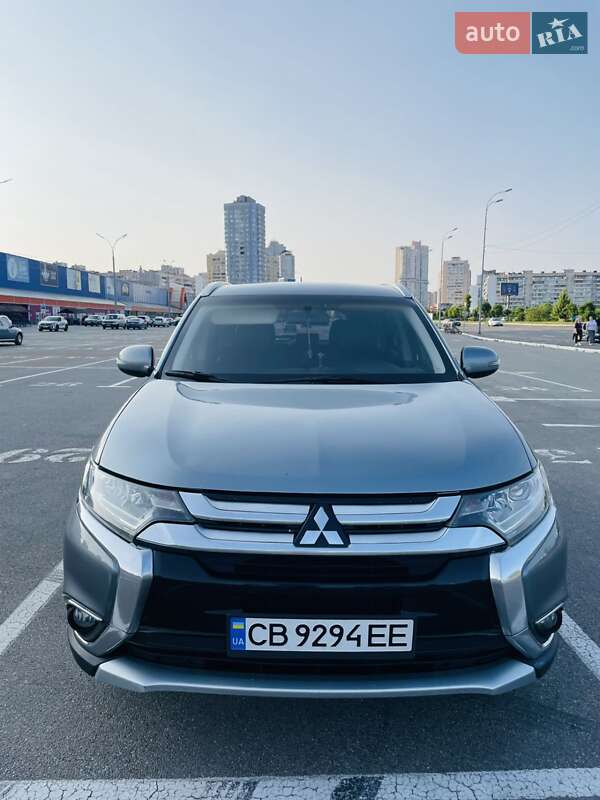 Позашляховик / Кросовер Mitsubishi Outlander 2016 в Києві