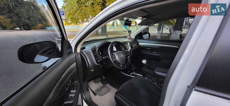 Позашляховик / Кросовер Mitsubishi Outlander 2016 в Полтаві