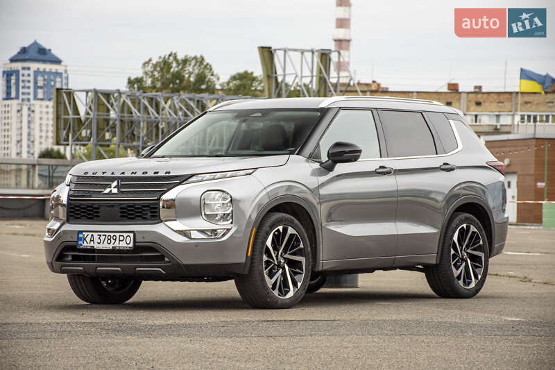 Позашляховик / Кросовер Mitsubishi Outlander 2021 в  фото Позашляховик / Кросовер Mitsubishi Outlander 2021 в