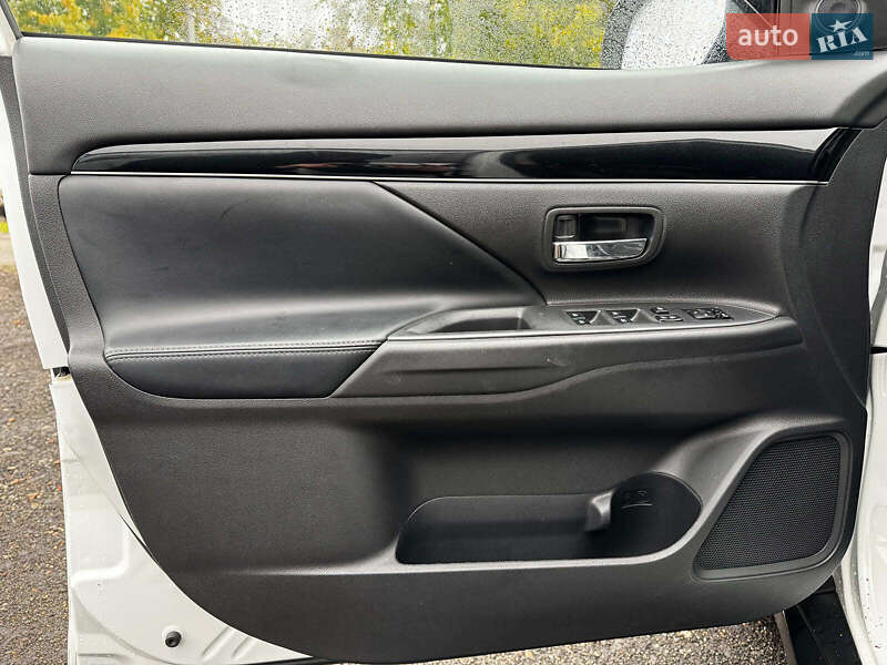 Внедорожник / Кроссовер Mitsubishi Outlander 2019 в Киеве