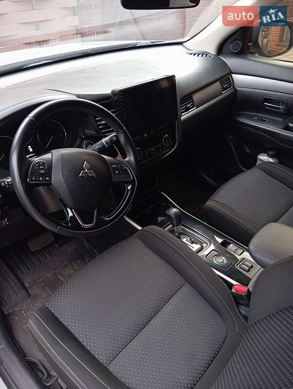 Позашляховик / Кросовер Mitsubishi Outlander 2017 в Кривому Розі