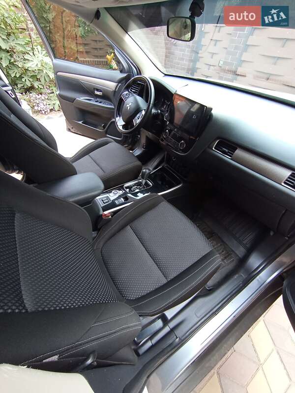 Позашляховик / Кросовер Mitsubishi Outlander 2017 в Кривому Розі