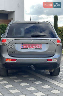 Внедорожник / Кроссовер Mitsubishi Outlander 2014 в 