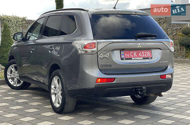 Внедорожник / Кроссовер Mitsubishi Outlander 2014 в 