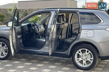 Внедорожник / Кроссовер Mitsubishi Outlander 2014 в 
