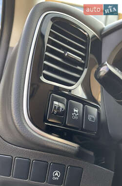 Внедорожник / Кроссовер Mitsubishi Outlander 2014 в 