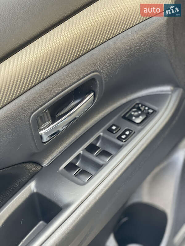 Внедорожник / Кроссовер Mitsubishi Outlander 2014 в Стрые