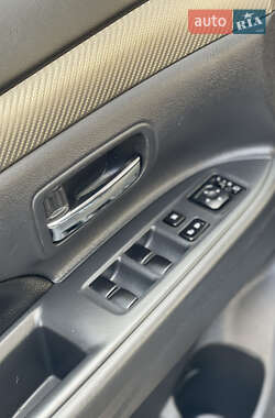 Внедорожник / Кроссовер Mitsubishi Outlander 2014 в 