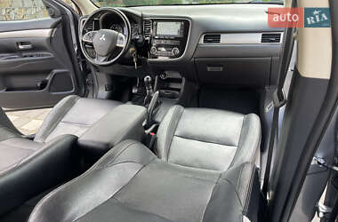 Внедорожник / Кроссовер Mitsubishi Outlander 2014 в 
