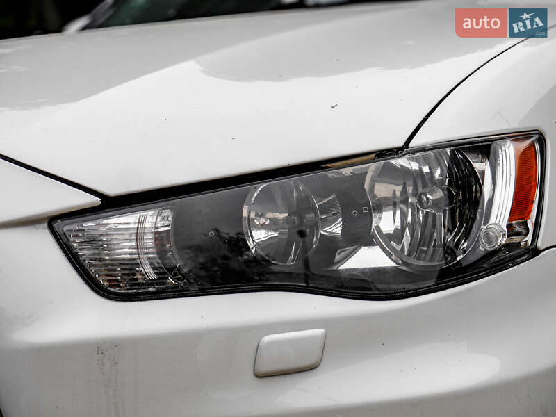 Внедорожник / Кроссовер Mitsubishi Outlander 2010 в Бродах