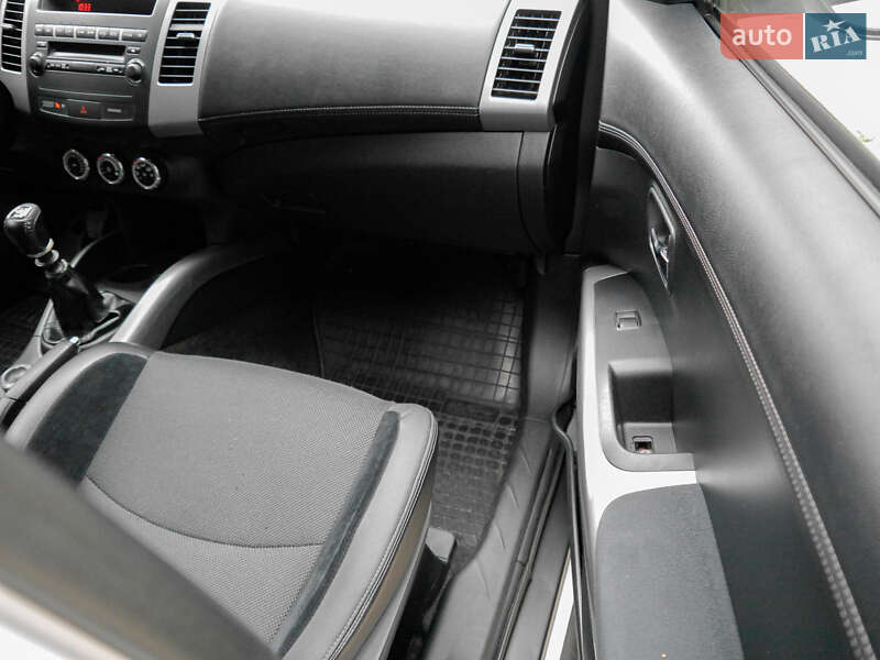 Внедорожник / Кроссовер Mitsubishi Outlander 2010 в Бродах