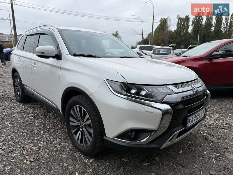 Внедорожник / Кроссовер Mitsubishi Outlander 2020 в Киеве