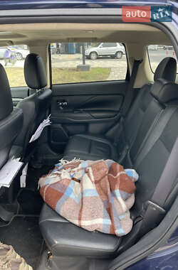 Позашляховик / Кросовер Mitsubishi Outlander 2013 в 