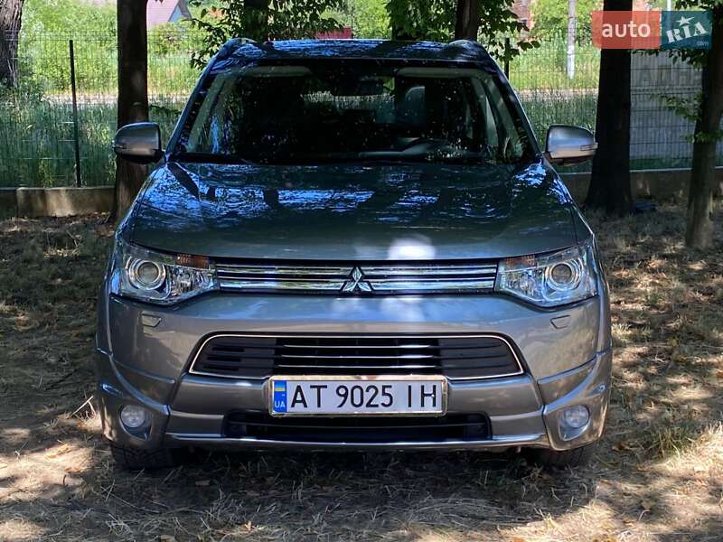 Внедорожник / Кроссовер Mitsubishi Outlander 2013 в Калуше