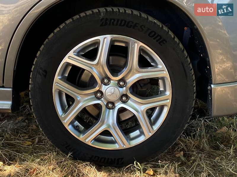 Внедорожник / Кроссовер Mitsubishi Outlander 2013 в Калуше