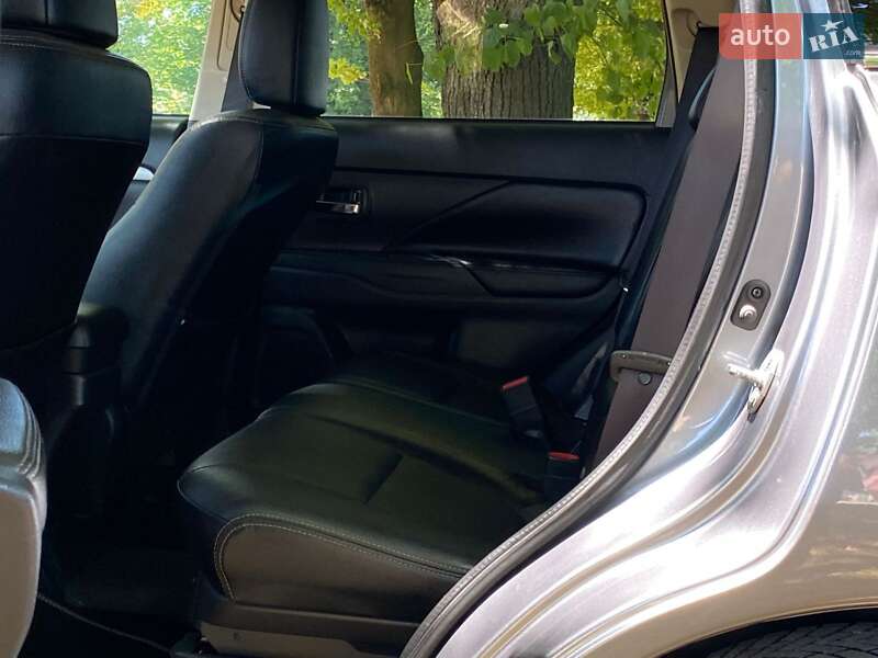 Внедорожник / Кроссовер Mitsubishi Outlander 2013 в Калуше