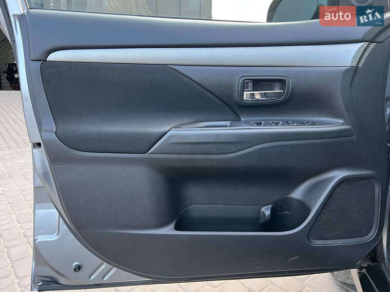 Позашляховик / Кросовер Mitsubishi Outlander 2017 в Львові фото 15 Позашляховик / Кросовер Mitsubishi Outlander 2017 в Львові