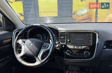 Внедорожник / Кроссовер Mitsubishi Outlander 2018 в 