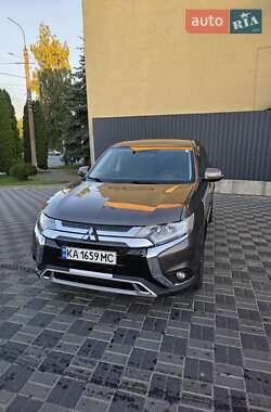 Внедорожник / Кроссовер Mitsubishi Outlander 2015 в 