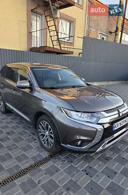 Внедорожник / Кроссовер Mitsubishi Outlander 2015 в 