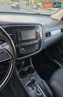 Внедорожник / Кроссовер Mitsubishi Outlander 2015 в 
