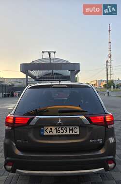 Внедорожник / Кроссовер Mitsubishi Outlander 2015 в 