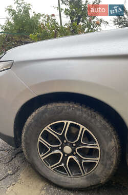 Внедорожник / Кроссовер Mitsubishi Outlander 2012 в 